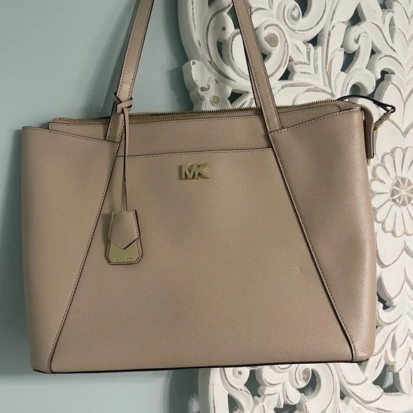 Michael Kors Tote Bag with Structured Design and Smooth Leather - Picture 1 of 14